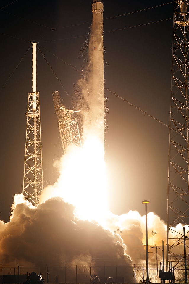 SpaceX Dragon Rockets to the Space Station