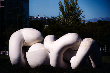 Parque Juan Carlos I - La senda de las esculturas photo