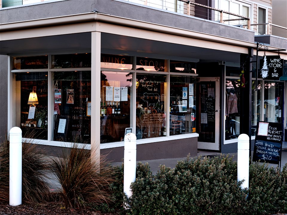 POINT LONSDALE - The Corner shop
