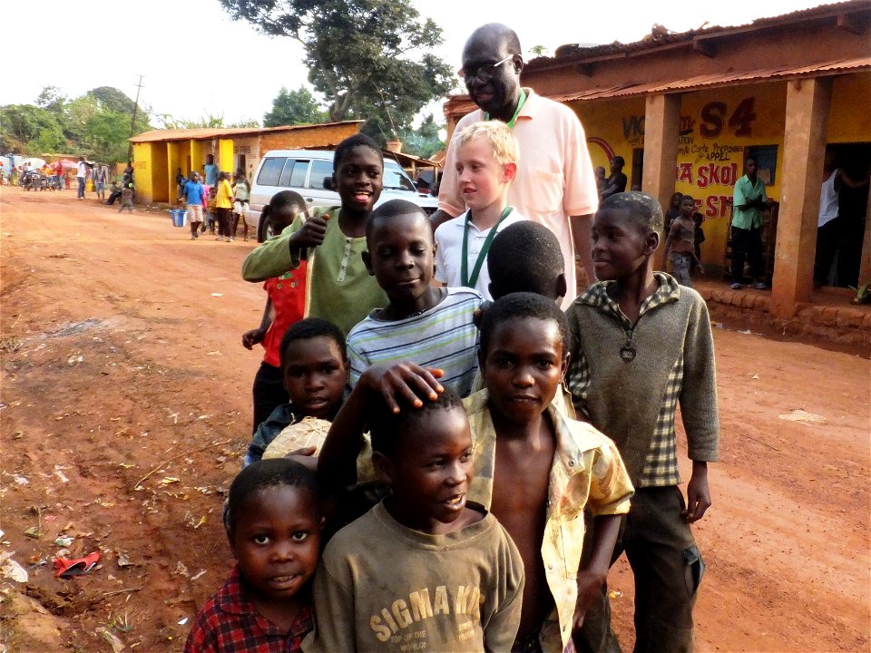 Halte à Mbanza-Ngungu (Thysville) avec enfants qui jouaient avec une balle en feuilles et ficelles