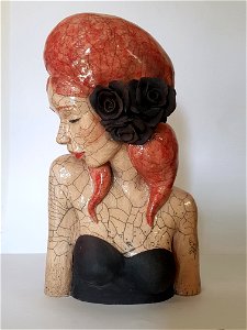 Buste aux roses noires