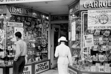 Historical Image outside of a convenience store in Manchester, New Hampshire