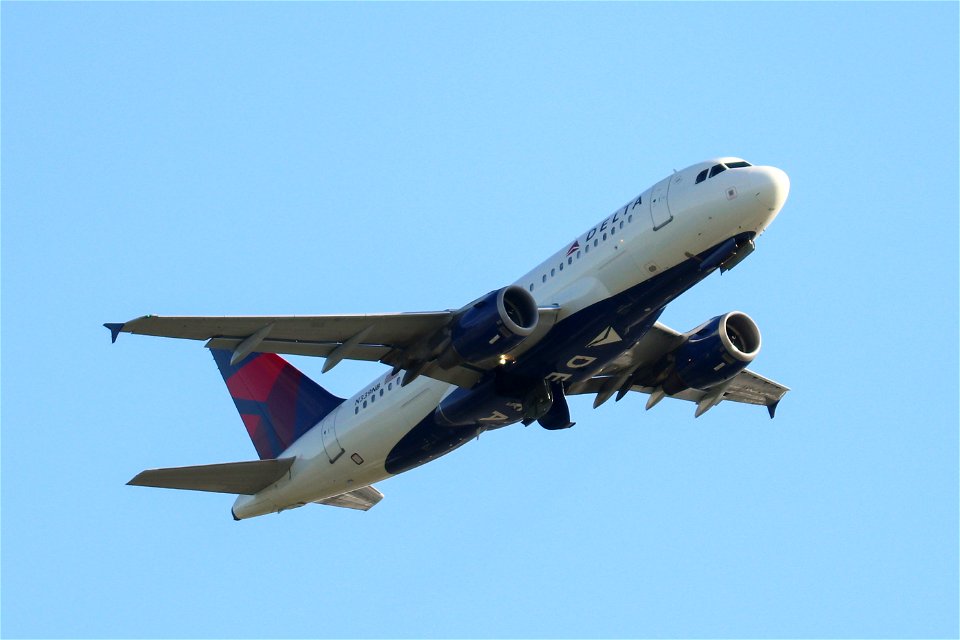 Delta Air Lines A319-100 departing BOS