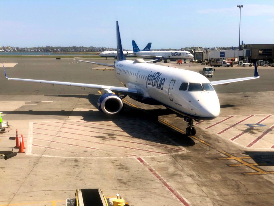 JetBlue E190 arriving at BOS