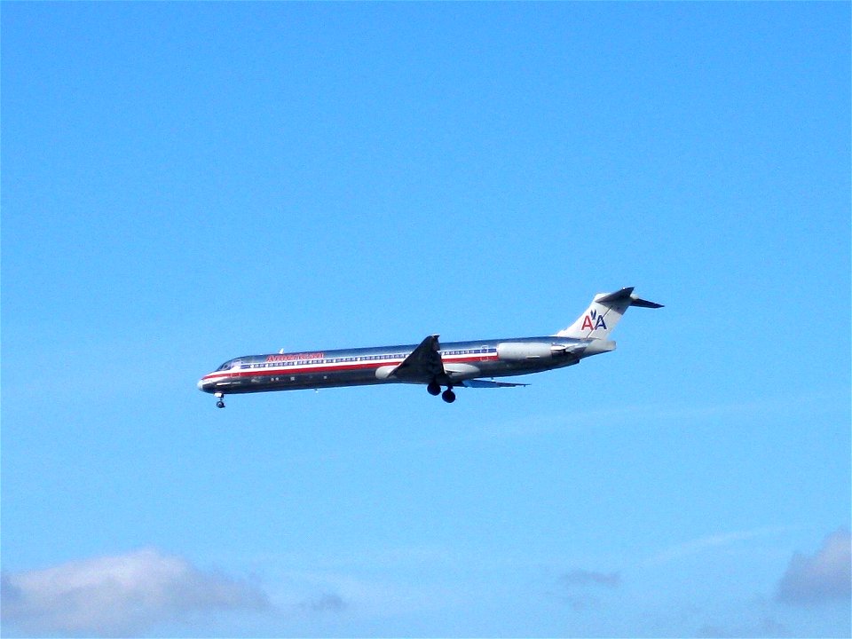 American Airlines MD-82 arriving at SAN