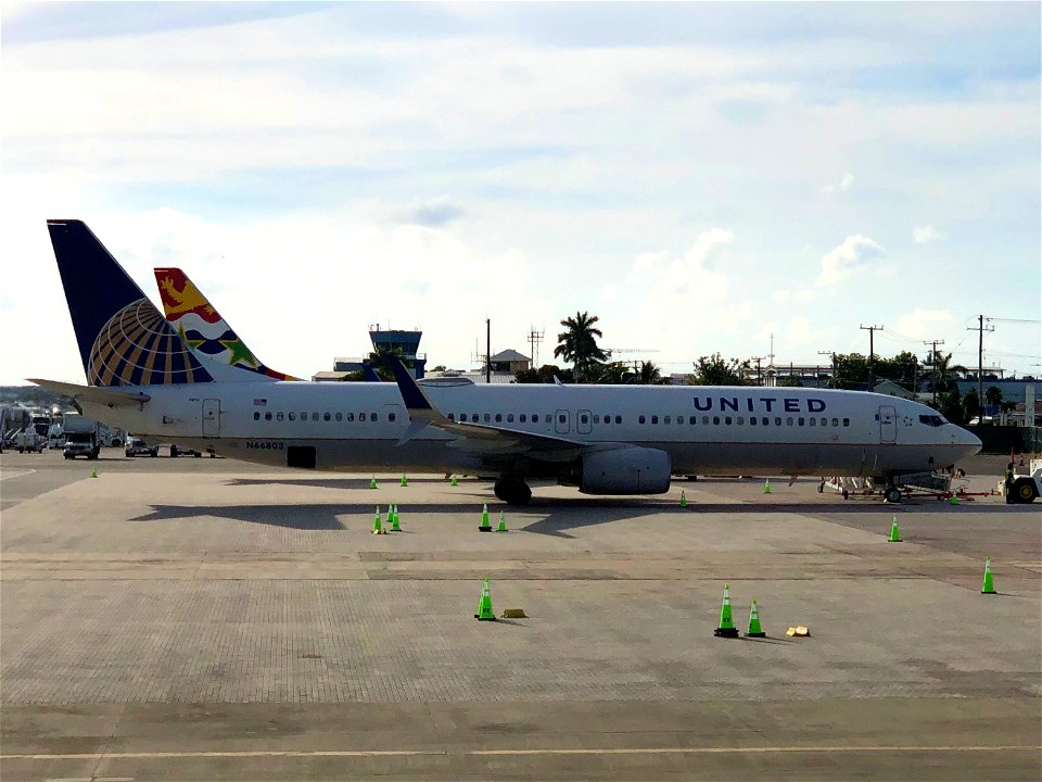 United Airlines 737-900 at GCM