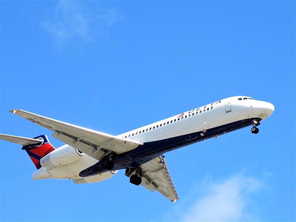 Delta Air Lines 717-200 arriving at LAX
