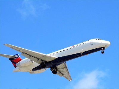 Delta Air Lines 717-200 arriving at LAX