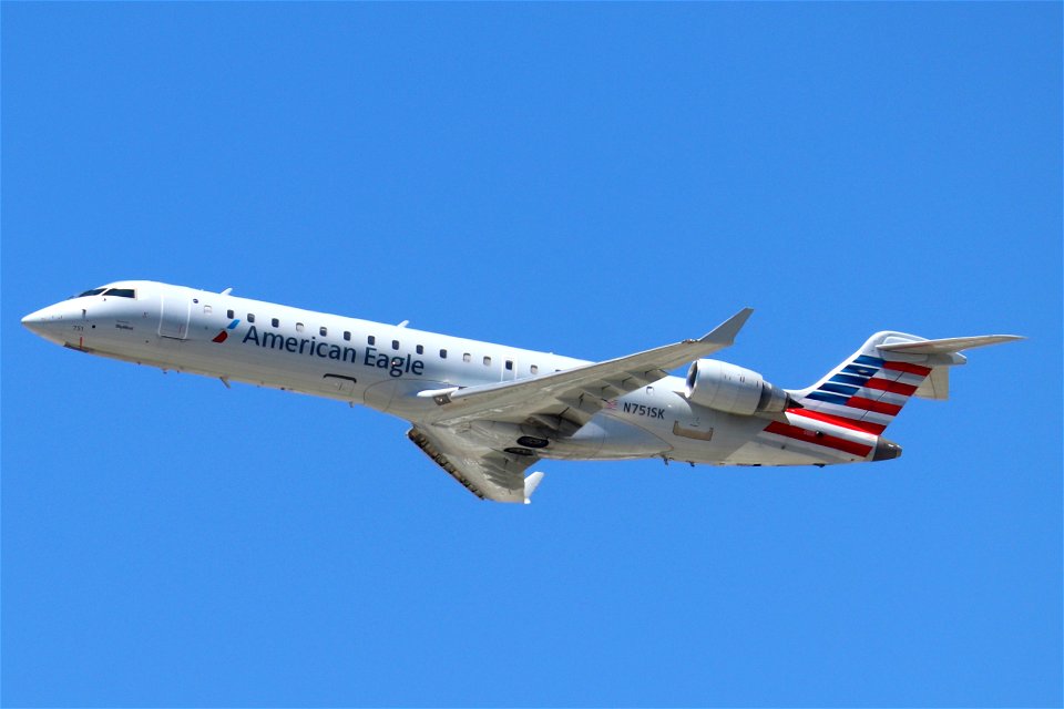 American Eagle CRJ-700 departing LAX