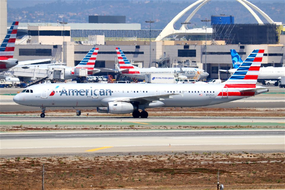 American Airlines A321-200 arriving at LAX