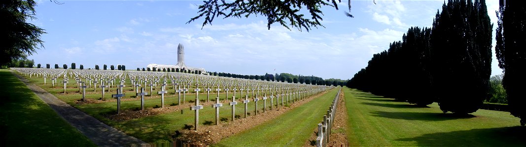 Ossuaire de Douaumont photo