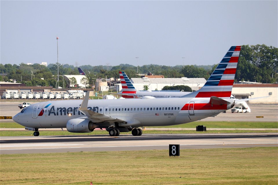 American Airlines 737-800 arriving at CLT