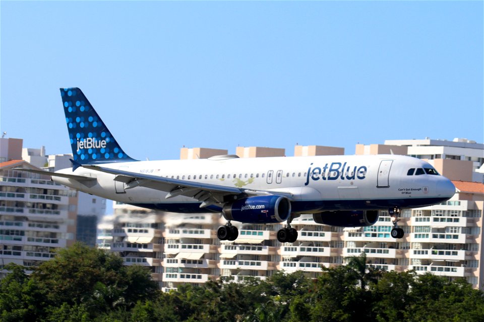 JetBlue A320-200 arriving at SJU