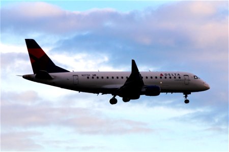 Delta Connection E175 arriving at BOS
