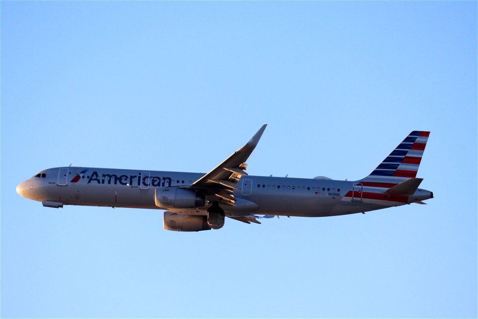 American Airlines A321-200 departing LAX