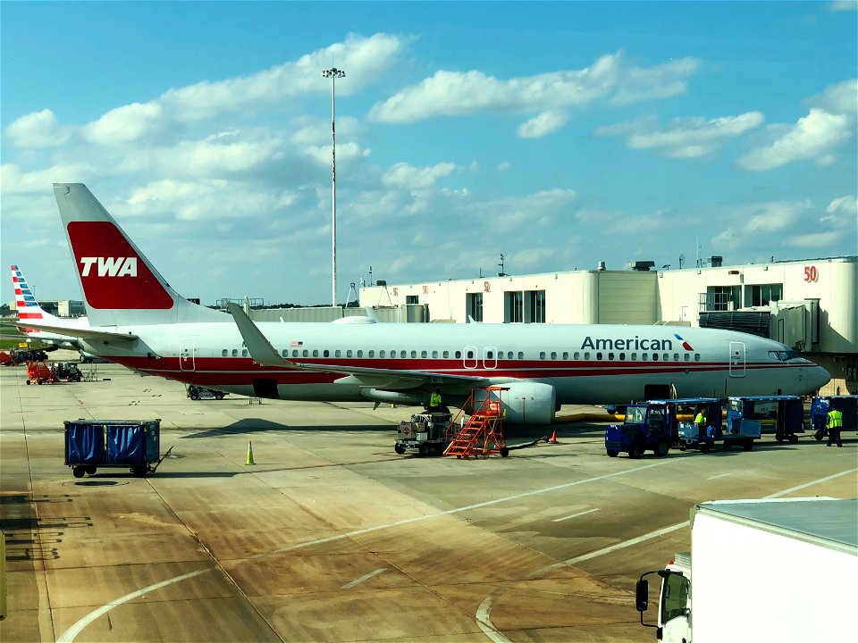 American Airlines 737-800 at MCO