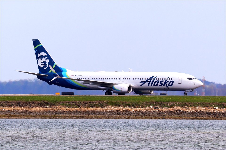Alaska Airlines 737-900 arriving at BOS