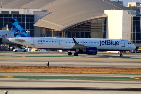 JetBlue A321-200neo arriving at LAX