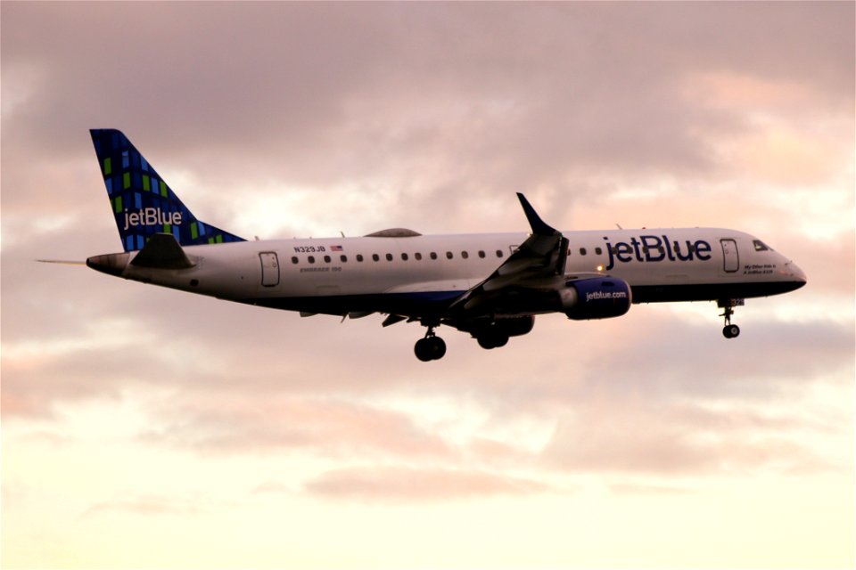 JetBlue E190 arriving at BOS