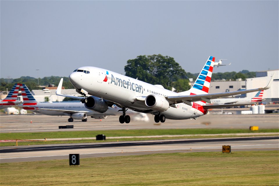 American 737-800 departing CLT