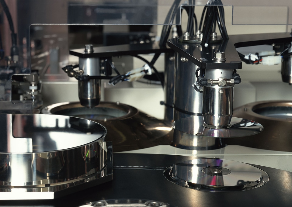 Compact disc and DVD manufacturing machine