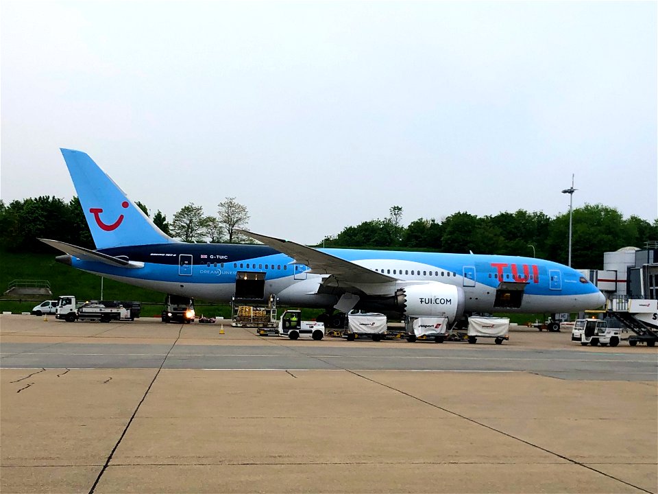 TUI Airways 787-8 at LGW