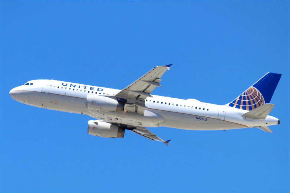 United A320-200 departing LAX