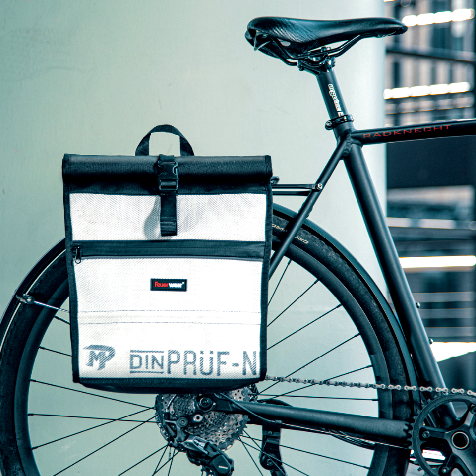 Fahrradtasche Sam aus gebrauchtem Feuerwehrschlauch