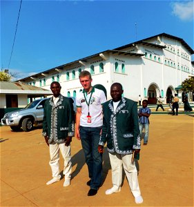 Thierry et deux musiciens devant le temple kimbanguiste de Nkamba photo