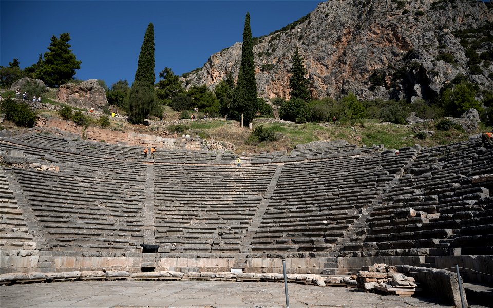Theater mit Gelbjacken