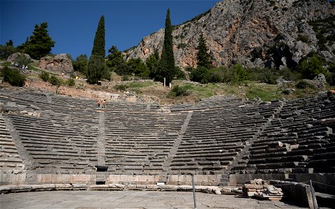 Theater mit Gelbjacken