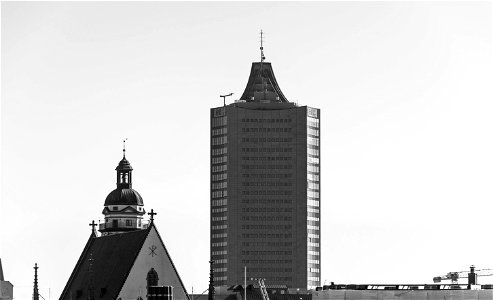 Thomaskirche und Uniriese photo