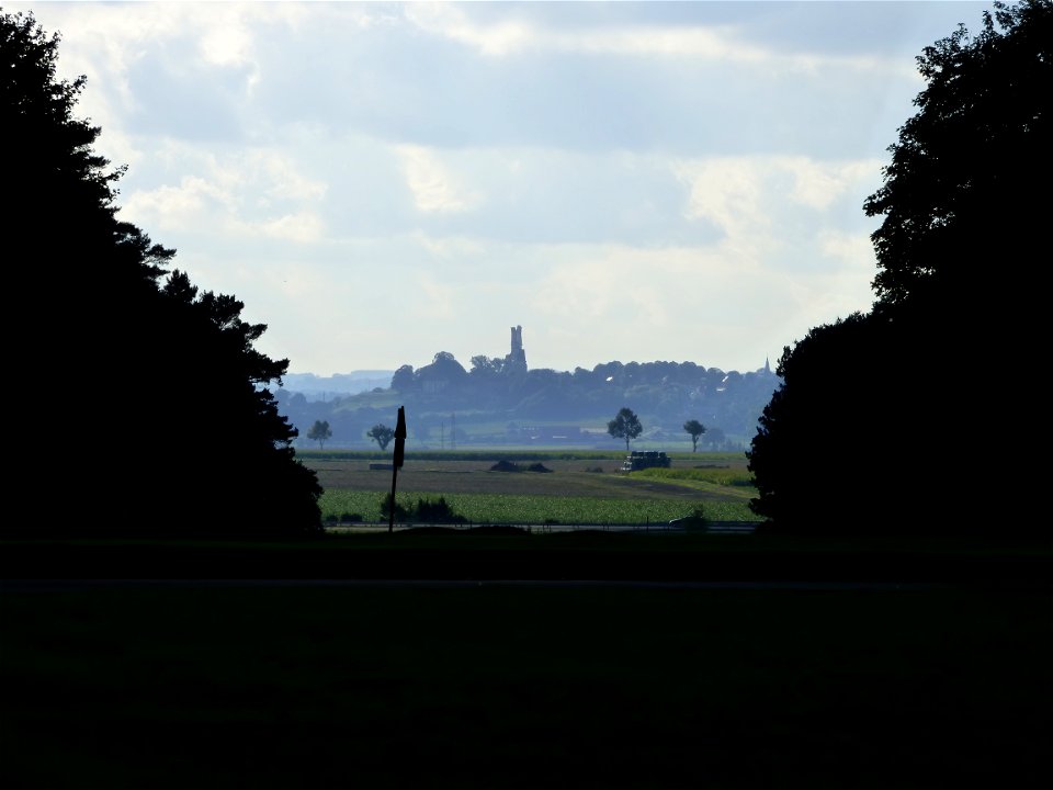vestiges de l'abbaye du mont Saint-Éloi