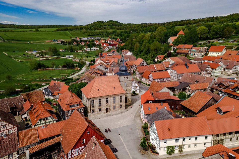 Luftaufnahme von Ummerstadt mit der Kirche St. Bartholomäus
