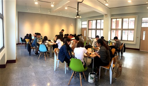 林淑萍主任與營隊同學討論