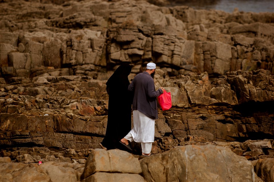 Veiled love on the rocks