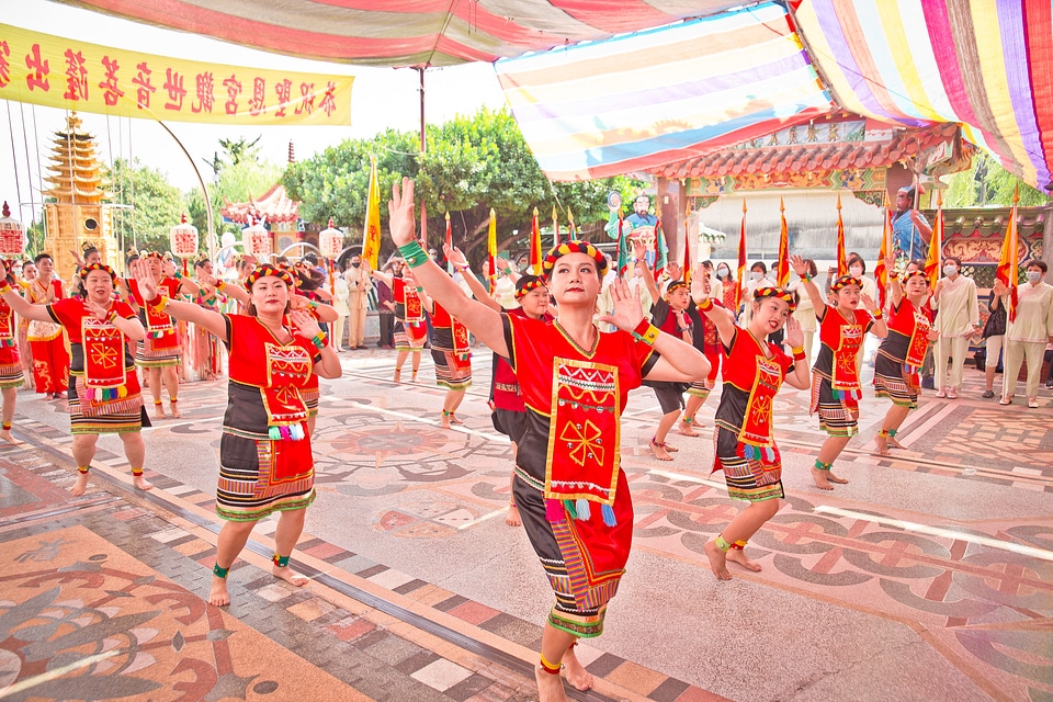Chinese dance troupe performs traditional dance