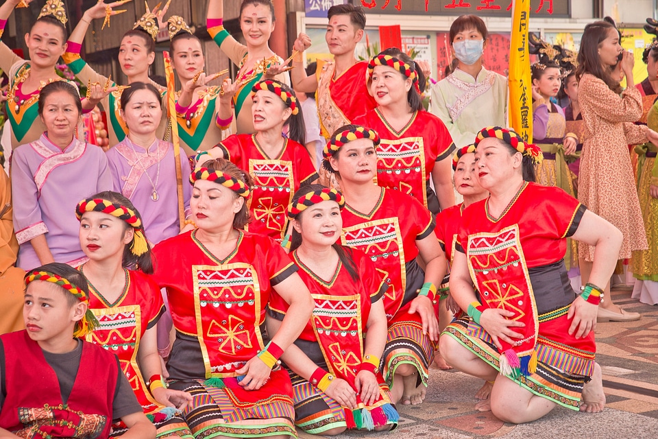 Chinese dance troupe performs traditional dance