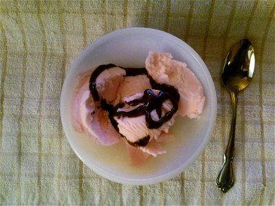 A bowl of frozen yogurt