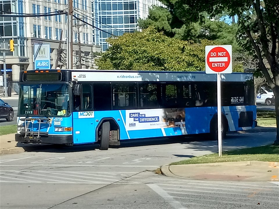 2008 Gillig Advantage Diesel RideOn #5735 @ Rockville Station