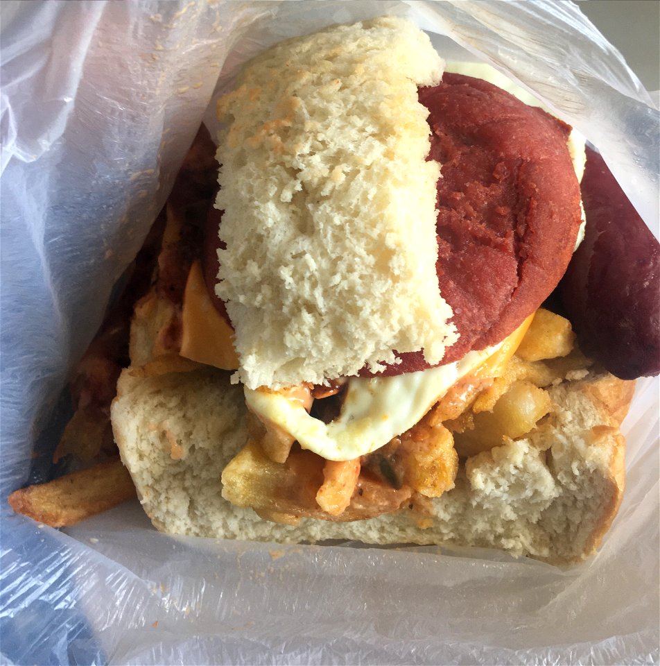 Today we present an South African township dish named: Kota. The dish exists in many different versions with the same base: wheat bread