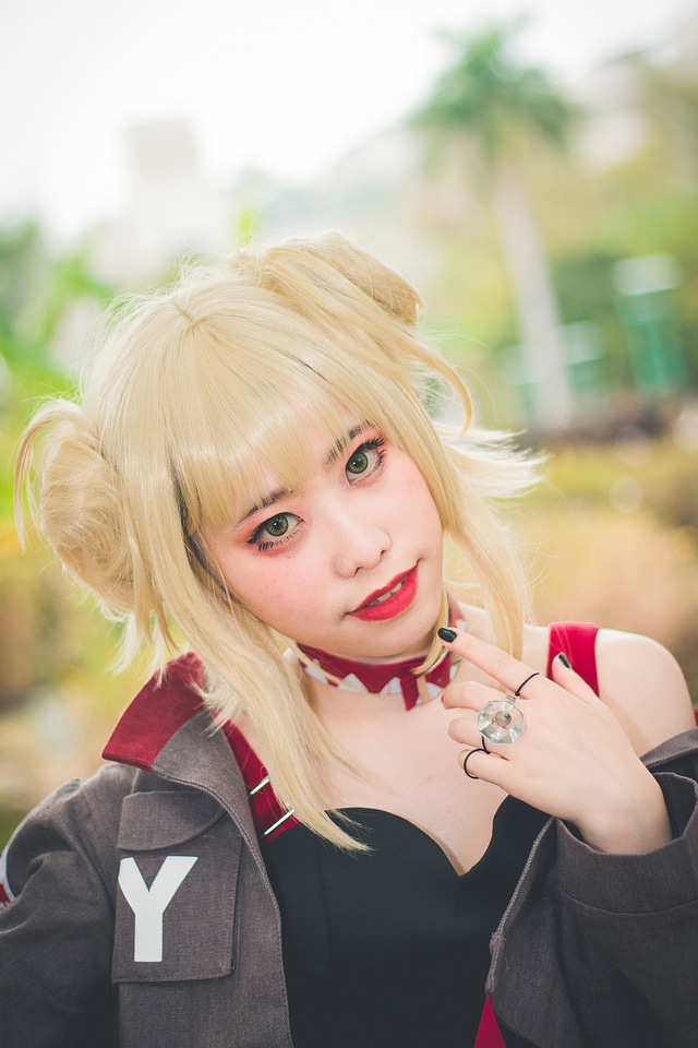 An unidentified Japanese anime cosplay pose