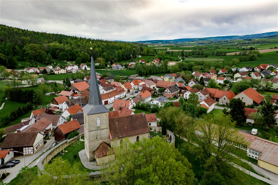 Luftaufnahme von Neundorf mit der alten Pfarrkirche