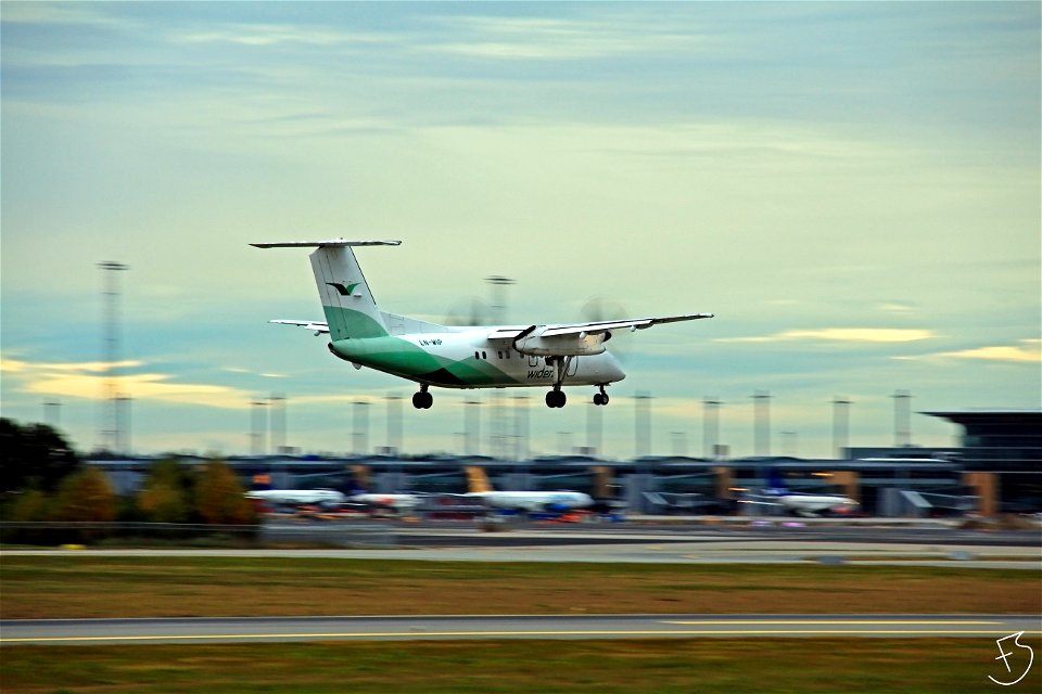 Wideroe LN-WIP at OSL Gardermoen