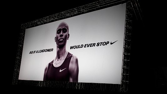 Mo Farah, affiche publicitaire à la sortie du stade olympique de Londres (2017)