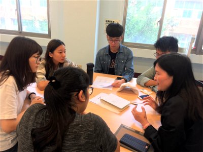 林淑萍主任與營隊同學討論