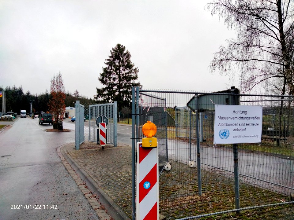 Haupttor des Fliegerhorsts Büchel mit neuem Schild