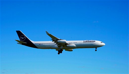 Lufthansa A340-300 / YUL 24R photo