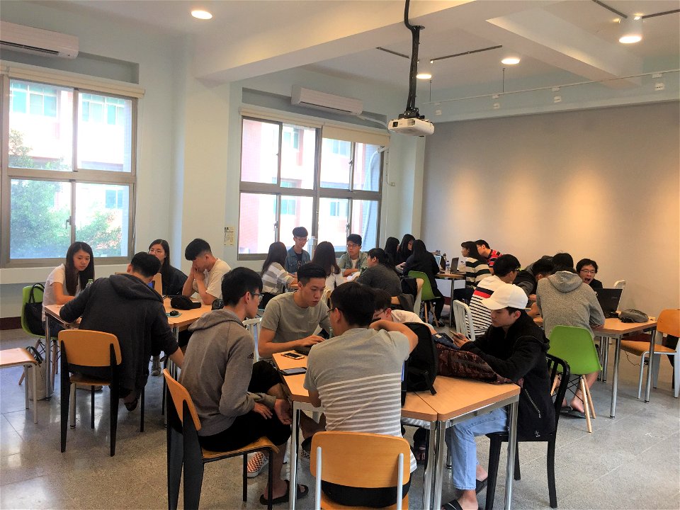 林淑萍主任與營隊同學討論