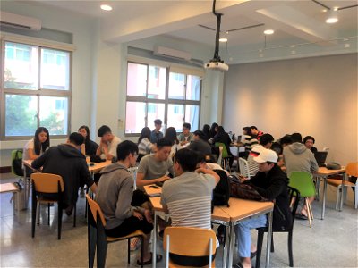 林淑萍主任與營隊同學討論